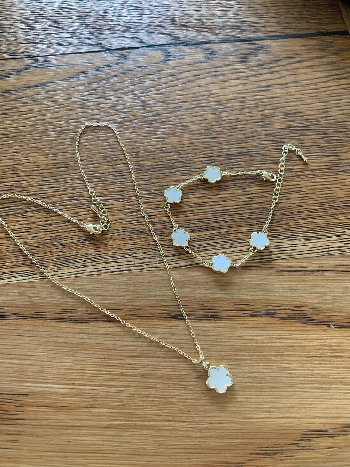 White and Gold Clover Flower Jewellery Set