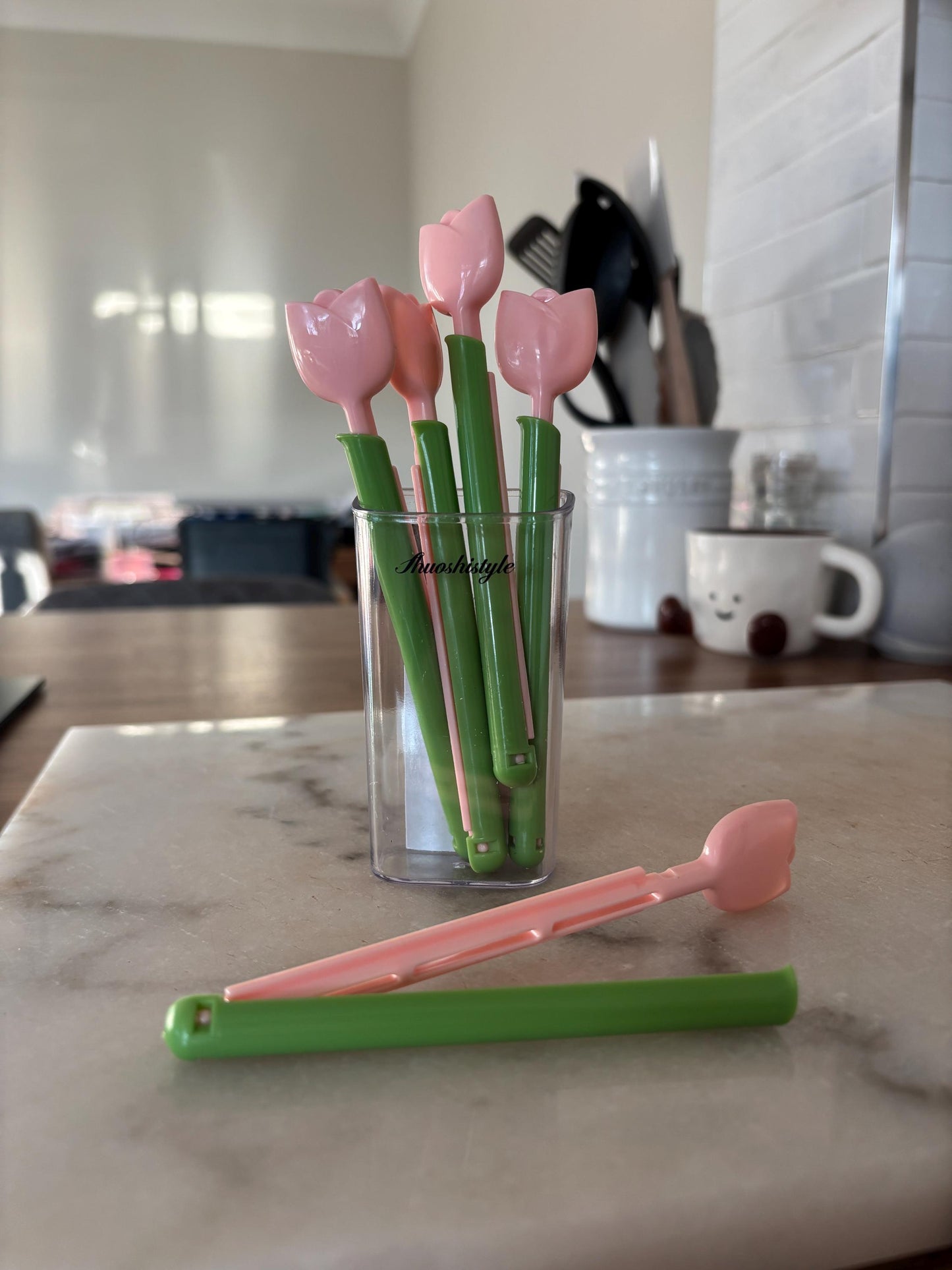 Pink Tulip Bag Resealing Clips & Magnetic Holder