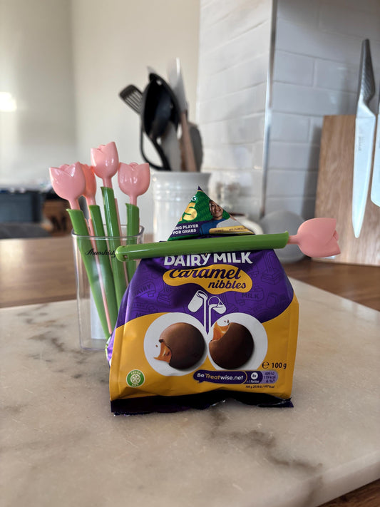 Pink Tulip Bag Resealing Clips & Magnetic Holder